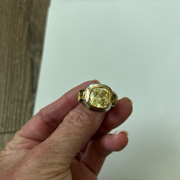 Elegant 925 Silver Yellow Gemstone Ring - Picture 3 of 13